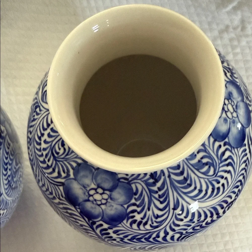 Pair of Hand-Painted Blue & White Chinoiserie Vases Made in Vietnam Mint - Picture 3 of 8